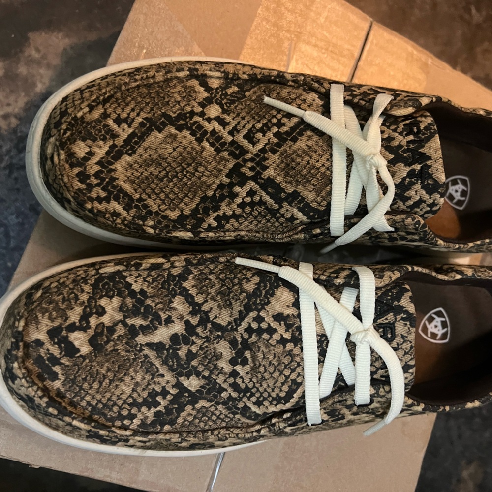 Women’s Ariat Hilo Snakeprint shoes size 9.5
